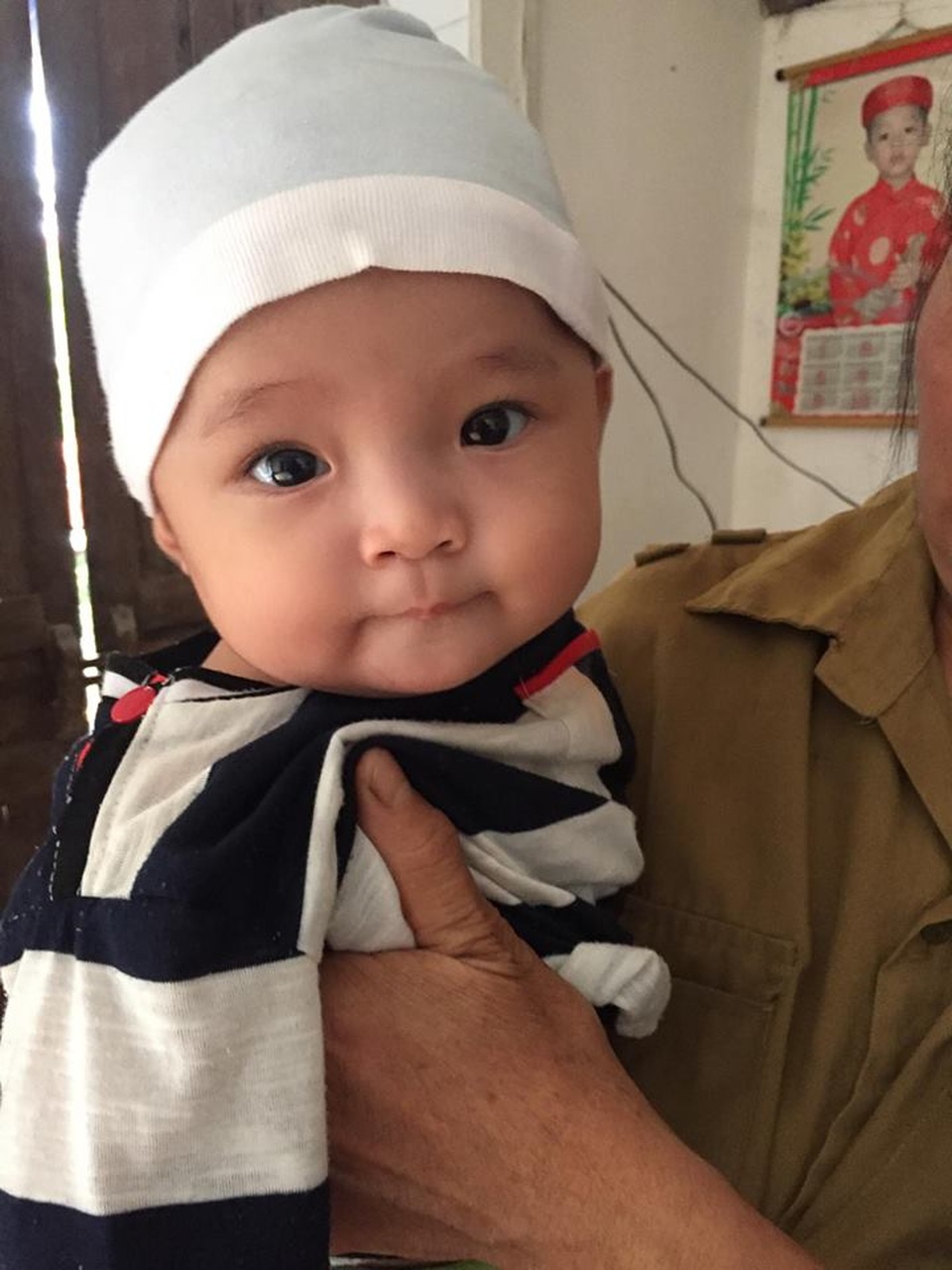 Mẹ bỏ đi, bố bị u não, bé gần 5 tháng tuổi ngằn ngặt khóc vì khát sữa - 7 Số phận cô bé đáng thương sẽ đi đâu, về đâu nếu như không được ai giúp đỡ.