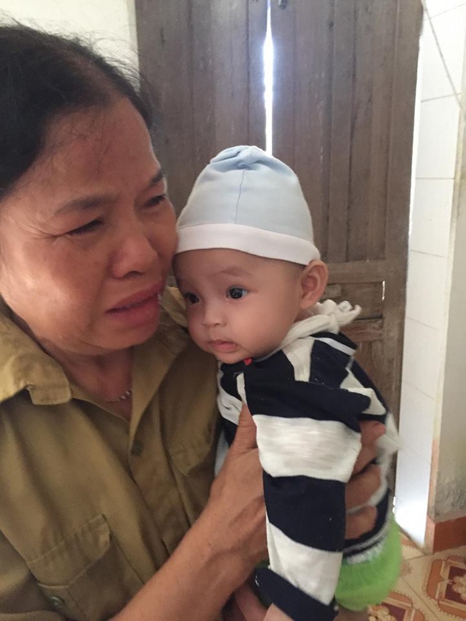 Mẹ bỏ đi, bố bị u não, bé gần 5 tháng tuổi ngằn ngặt khóc vì khát sữa - 3 Xót cháu, bà nội khóc hết nước mắt mong muốn mẹ của Quỳnh Anh trở về để nuôi con.