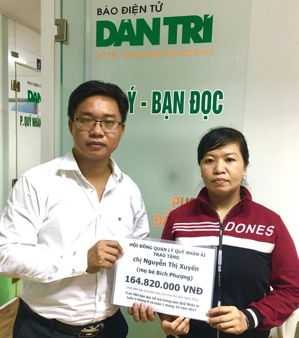 Bé Dương Bích Phượng được bạn đọc giúp gần 165 triệu đồng qua Quỹ Nhân ái - 1 Nhà báo Ngô Công Quang – Phó trưởng văn phòng đại diện báo Dân trí tại TPHCM, trao quà tặng của bạn đọc đến với gia đình chị Xuyến