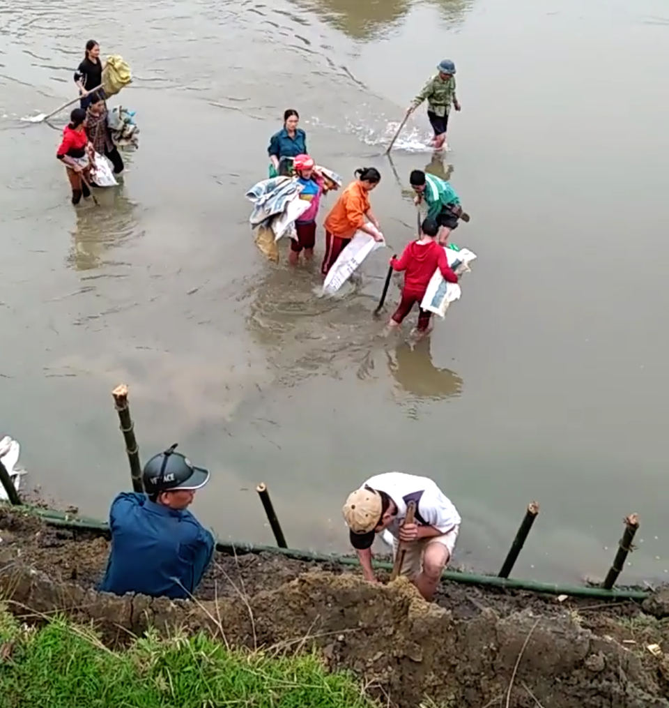 Cả bản làng làm kè “cứu” trường học bị sạt lở - 3 Cả bản làng làm kè “cứu” trường học bị sạt lở - 3
