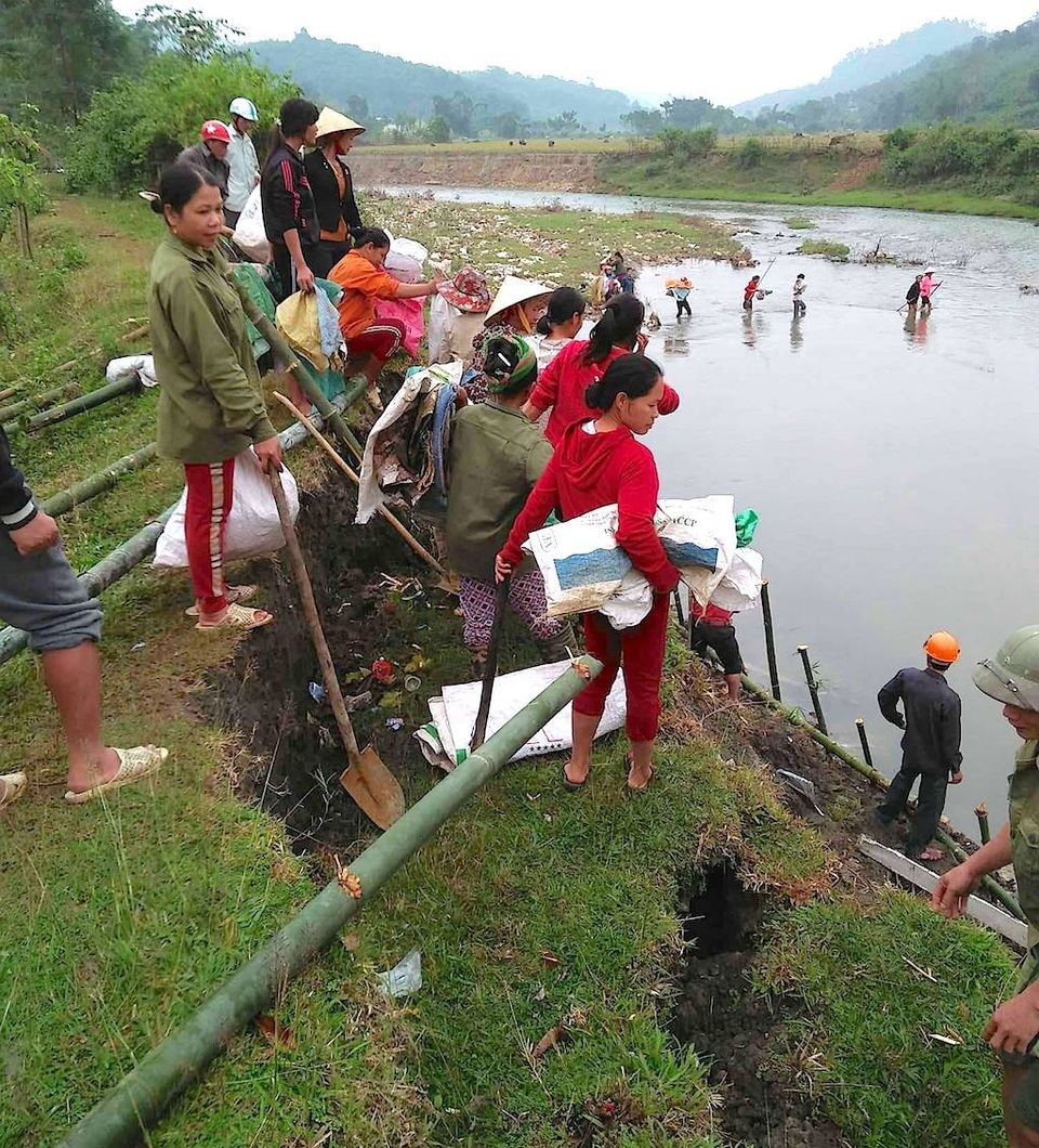 Cả bản làng làm kè “cứu” trường học bị sạt lở - 7 Công tác gia cố được tiến hành khẩn trương.