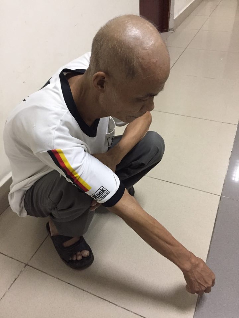 Bố ung thư phổi đi chăm con bệnh máu trong nghẹn ngào nỗi đau - 5 Sức khỏe kiệt quệ nên anh liên tục ho tại hành lang Viện huyết học truyền máu TW.