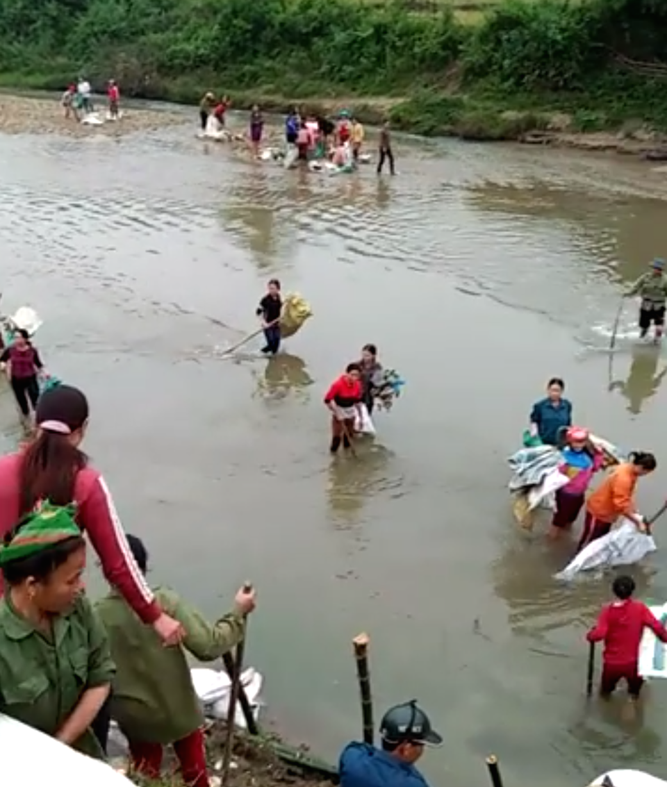 Cả bản làng làm kè “cứu” trường học bị sạt lở - 4 Cả bản làng làm kè “cứu” trường học bị sạt lở - 4