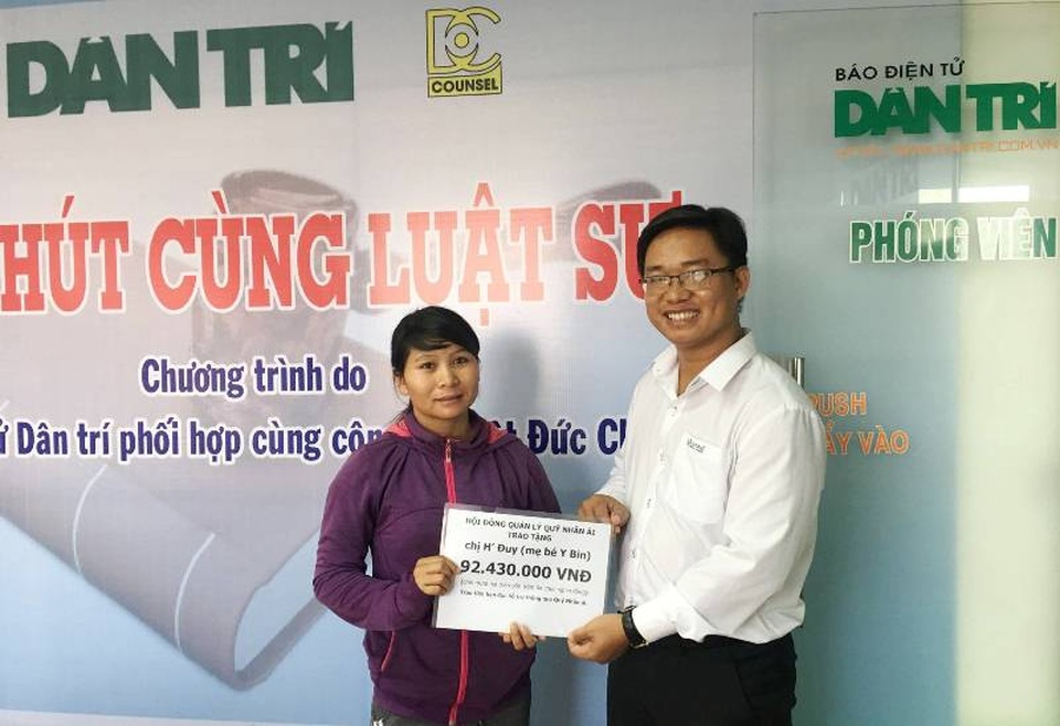 Bé Y Bin tiếp tục được bạn đọc giúp hơn 92 triệu đồng - 1 Nhà báo Ngô Công Quang – Phó trưởng văn phòng đại diện báo Dân trí tại TPHCM, trao quà tặng bạn đọc đến gia đình chị H Đuy