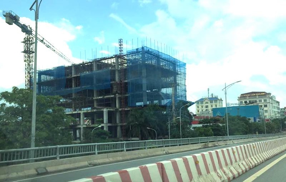 Khó hiểu hàng loạt dự án bất chấp pháp luật về môi trường "lọt lưới" tại Bắc Giang - 1
Dự án “Trung tâm thương mại và dịch vụ khách sạn” của Công ty cổ phần Trung Tín án ngữ ngay đầu TP Bắc Giang chưa hề được phê duyệt ĐTM.