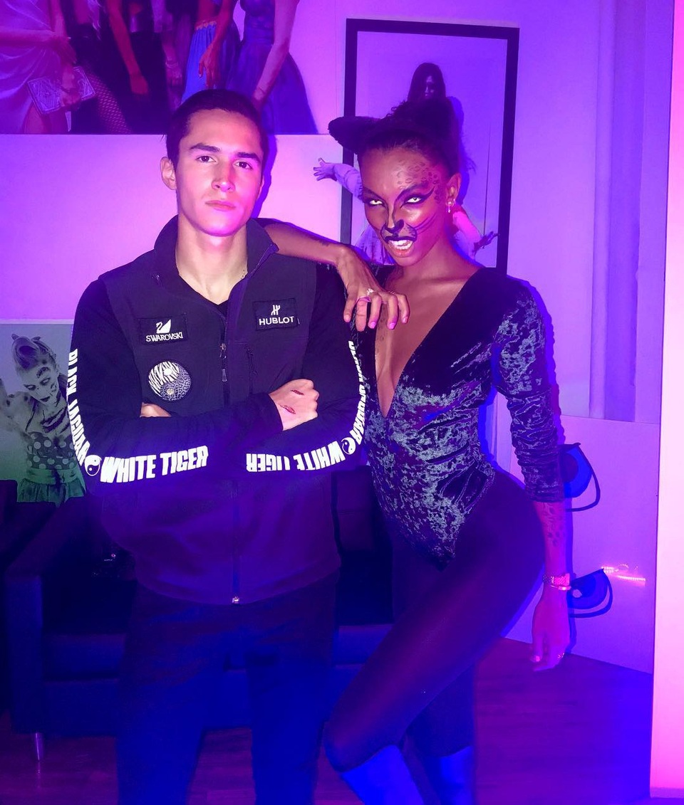 Những màn hóa trang ấn tượng của sao - 2
Jasmine Tookes (phải)