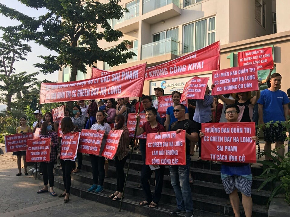 Cư dân chung cư Green Bay Towers căng băng rôn đòi miễn nhiệm Ban quản trị - 3 Chất lượng, dịch vụ bị người dân tố càng ngày càng đi xuống dù BQT đã tăng phí