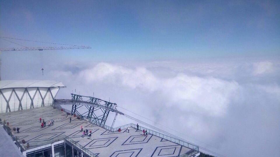 Du khách thích thú với hiện tượng bắng tuyết sớm ở Sapa - 3 Quang cảnh khu vực nhà ga cáp treo Fansipan vào sáng nay