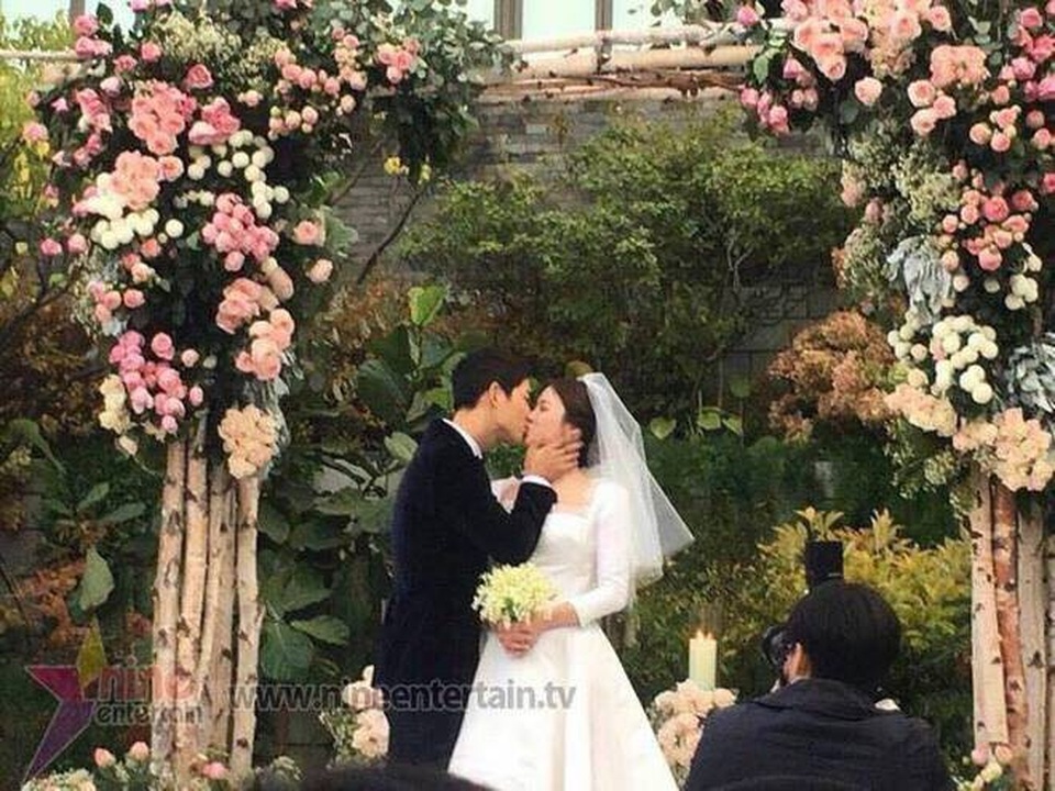 Song Joong Ki và Song Hye Kyo tung ảnh cưới đẹp như mơ sau đám cưới thế kỷ - 7
Nụ hôn ngọt ngào chú rể dành cho cô dâu tại đám cưới.