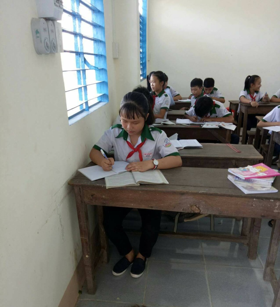 Mẹ vừa mất vì ung thư, bé gái 3 tuổi lại đối mặt với bệnh ung thư - 6 Dù khó khăn, Minh Thư vẫn cố gắng học hành cho cha yên lòng chăm sóc cho em