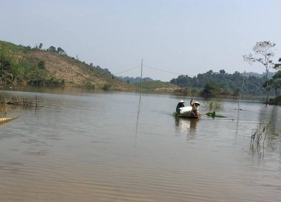 Mưa lũ qua hơn nửa tháng, gần 100 hộ dân vẫn bị cô lập - 5 Gần 100 hộ dân vẫn bị cô lập do nước lụt