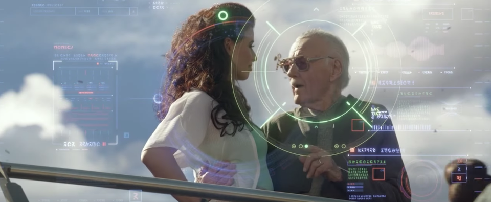 Gấu mèo Rocket theo dõi Stan Lee trong “Guardians of the Galaxy” (Vệ binh dải ngân hà - 2014) khi nhân vật của ông đang… tán tỉnh một cô gái trẻ.