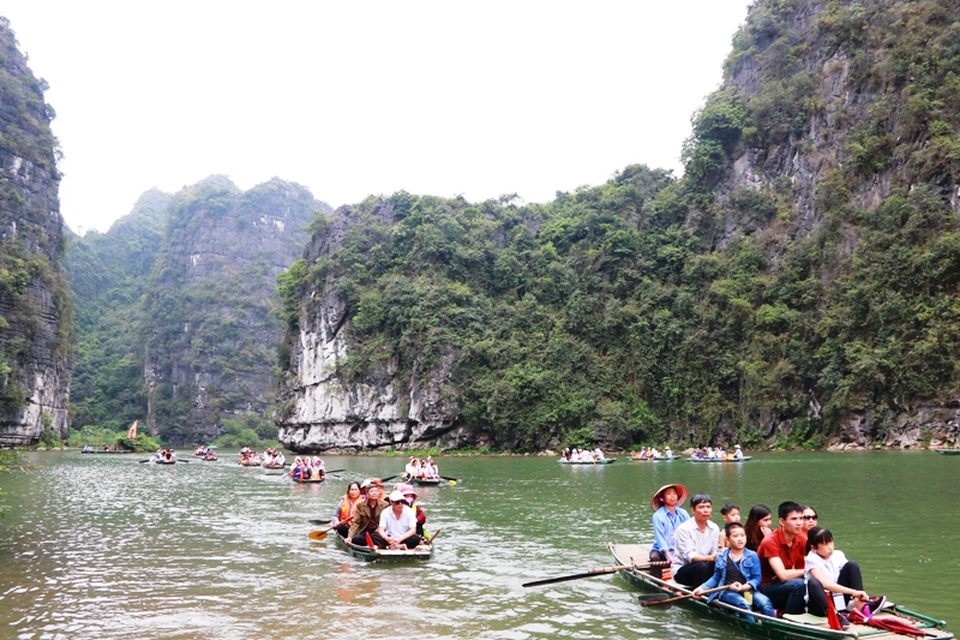 Từ tháng 1 đến hết tháng 3 âm lịch, khu du lịch Tràng An mở cửa 2 tuyến du lịch cho du khách tham quan hết toàn bộ vẻ đẹp của Tràng An.
