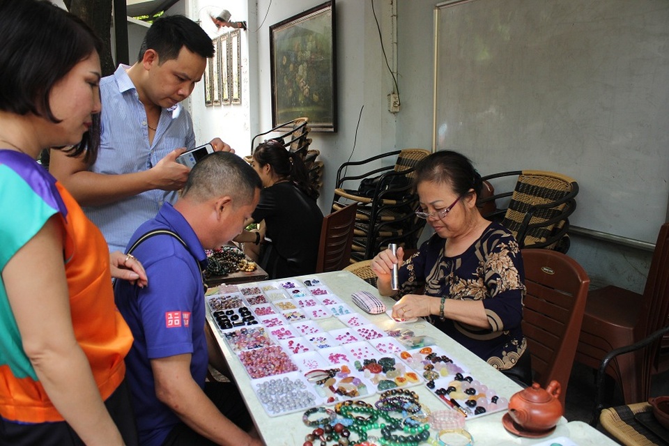 Chợ đá quý bạc tỷ "độc nhất vô nhị" ở Hà Nội - 13 Anh Lê Tuấn Anh (phó chủ tịch CLB đá quý Hà Nội) là người sáng lập ra chợ cho biết, chợ hoạt động từ cuối năm 2015 và hiện có khoảng 40 người đăng ký tham gia giao dịch. Phiên chợ là nơi giao lưu, gặp gỡ, giới thiệu những sản phẩm đá quý độc đáo ở các vùng miền. Các mặt hàng bày bán ở chợ phải có nguồn gốc xuất xứ, được thẩm định rõ ràng.