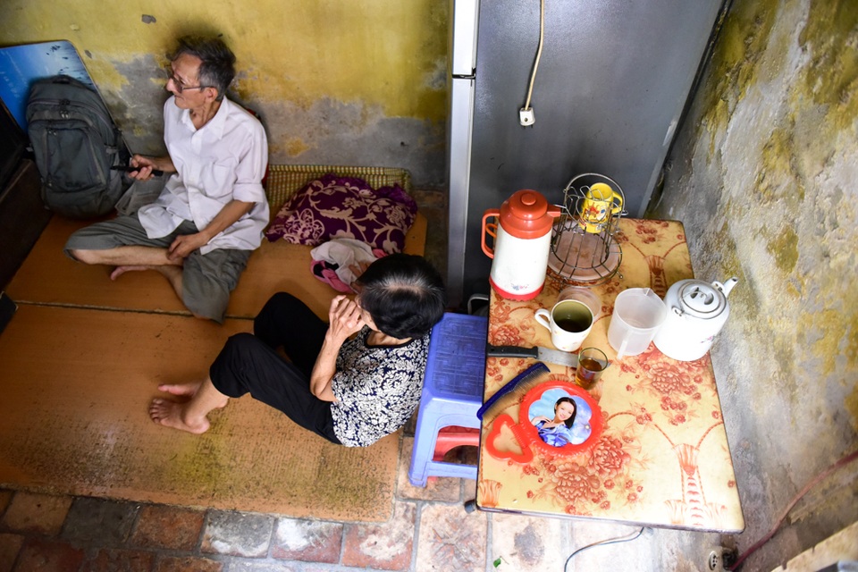 Sống khổ ở phố cổ: Căn nhà 30 năm trên nóc… nhà vệ sinh tập thể - 5 Trong căn nhà rộng khoảng 12m2 này là nơi ở của 2 thế hệ với 4 nhân khẩu cùng sinh sống