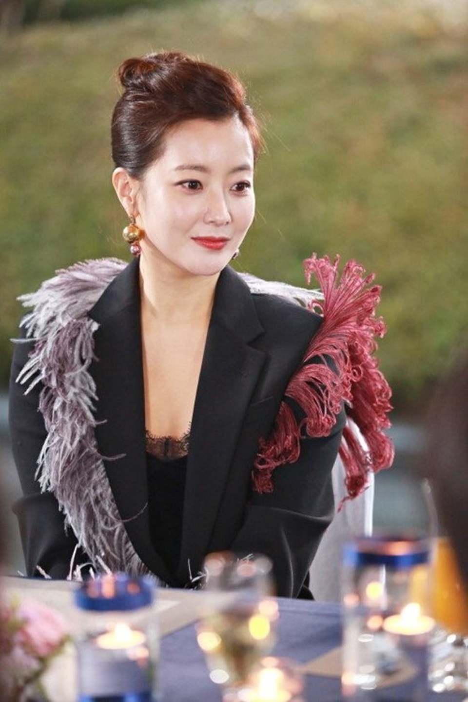 Kim Hee-sun: “Tôi không níu kéo tuổi thanh xuân” - 1 Kim Hee-sun trong “Woman of Dignity” (Quý cô ưu tú)