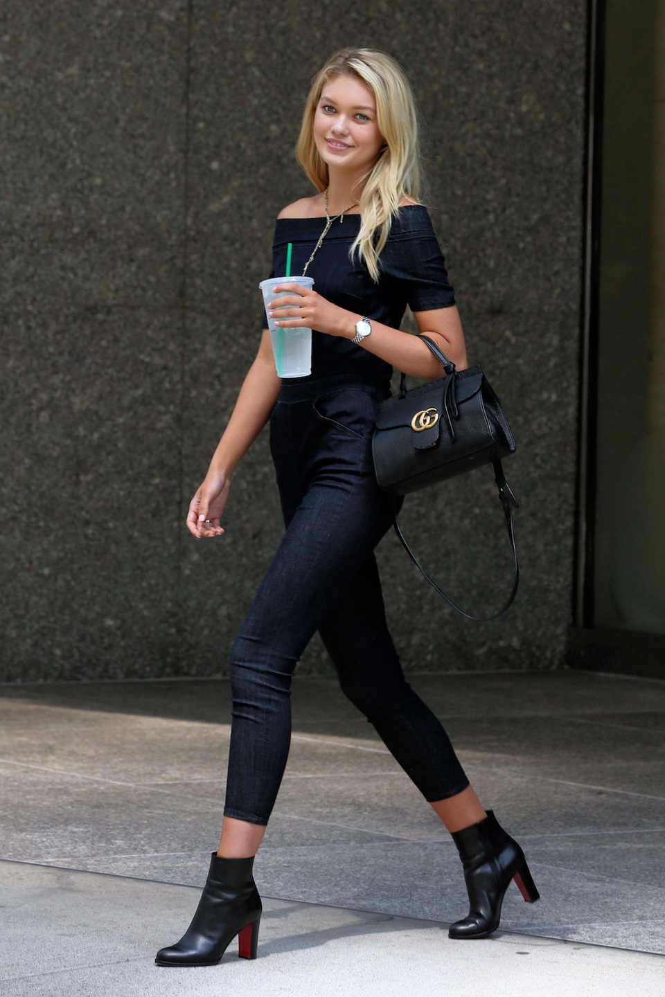 Người mẫu Maggie Lane lựa chọn một bộ jumsuit denim tối màu khoe bờ vai gợi cảm. Cô lựa chọn đôi bốt cổ ngắn cùng tông màu để tạo cảm giác “kéo dài” chân. Chiếc túi xách cùng tông đưa lại cho Lane vẻ đẹp thời trang “ton sur ton”.