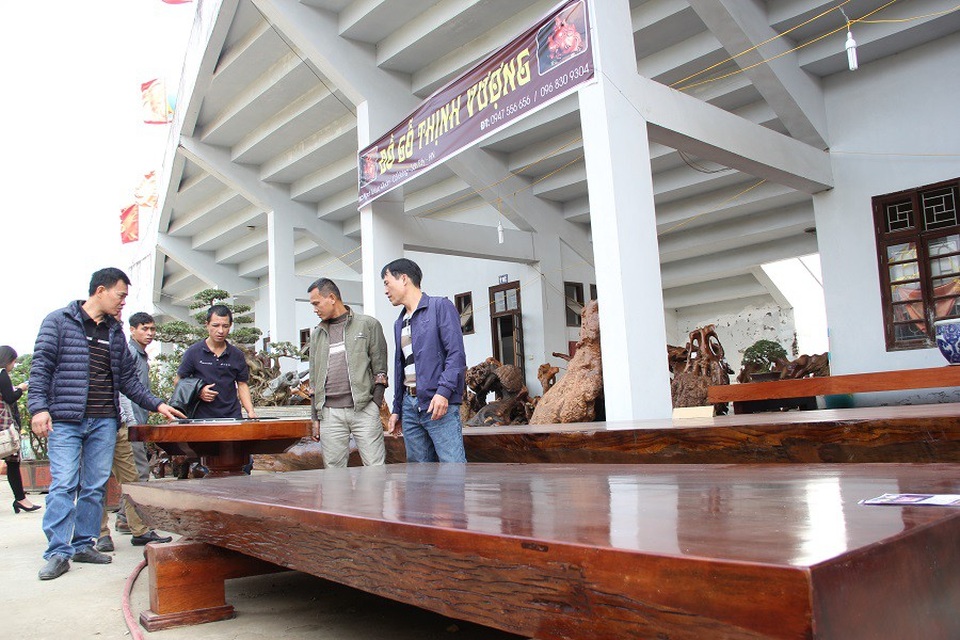 
Được biết, những sập gỗ nguyên khối trưng bày trong triển lãm lần này đều được các thương lái đặt mua từ nước ngoài hoặc tại một số tỉnh miền núi ở Việt Nam. Vẻ đẹp tự nhiên, độ quý hiếm của những sập gỗ luôn thu hút rất đông khách tham quan đến chiêm ngưỡng, thưởng lãm.

