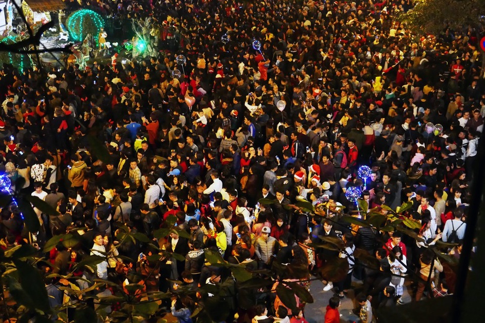 Biển người ở phố đi bộ hồ Gươm đón Giáng sinh - 3
Các không gian công cộng chật kín người. Thời tiết Hà Nội trong tối Giáng sinh khá lý tưởng cho việc đi chơi ngoài trời. Nhiệt độ khoảng 16 độ C, không quá lạnh như những ngày trước.