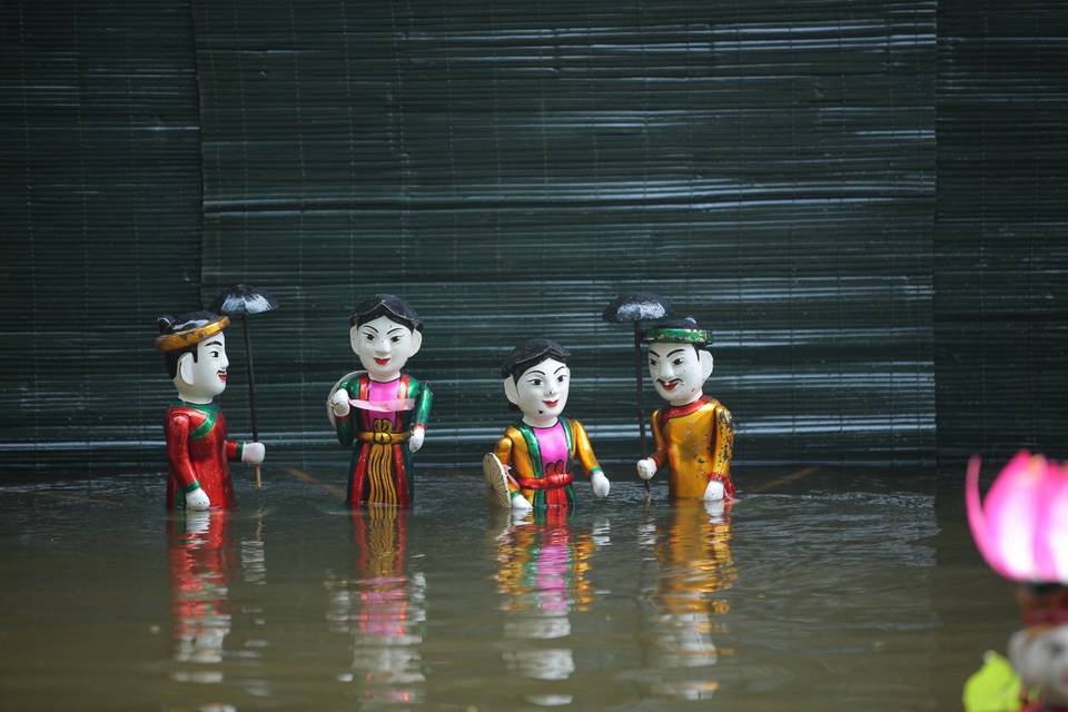 Hoạt động chính của chương trình “Kí ức mùa trăng” là buổi biểu diễn rối nước với chủ đề Trung thu.