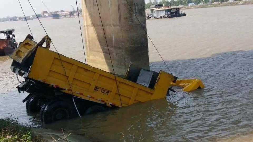 Sau khi húc tung thành cầu, xe tải lao thẳng xuống sông