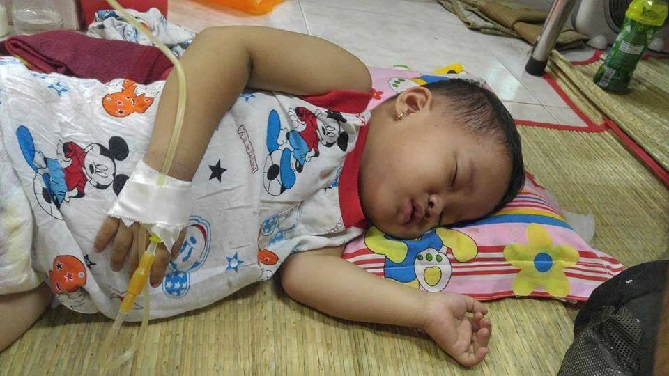 Mẹ vừa mất vì ung thư, bé gái 3 tuổi lại đối mặt với bệnh ung thư - 2 Mẹ vừa mất chưa tròn năm, Minh Anh đã phát bệnh ung thư máu