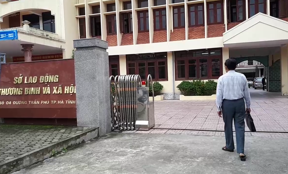 Ông Nguyễn Hữu Định đến Sở LĐ-TB&XH Hà Tĩnh bổ sung hồ sơ để cơ quan thẩm quyền trình Thủ tướng truy tặng bằng Tổ quốc ghi công, truy tôn Liệt sĩ cho người cha của mình.