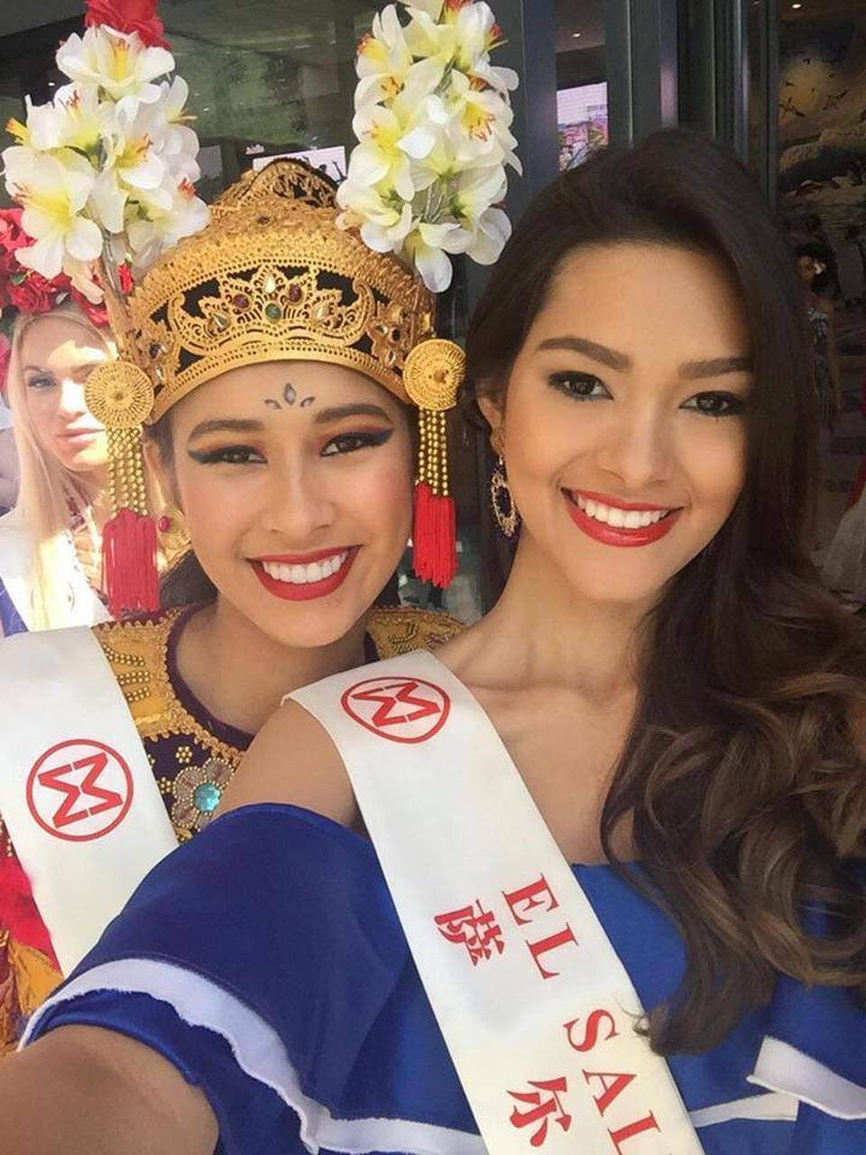 Người đẹp Hoa hậu Thế giới 2017 rực rỡ trong lễ hội đường phố - 37 Người đẹp Hoa hậu Thế giới 2017 rực rỡ trong lễ hội đường phố - 37