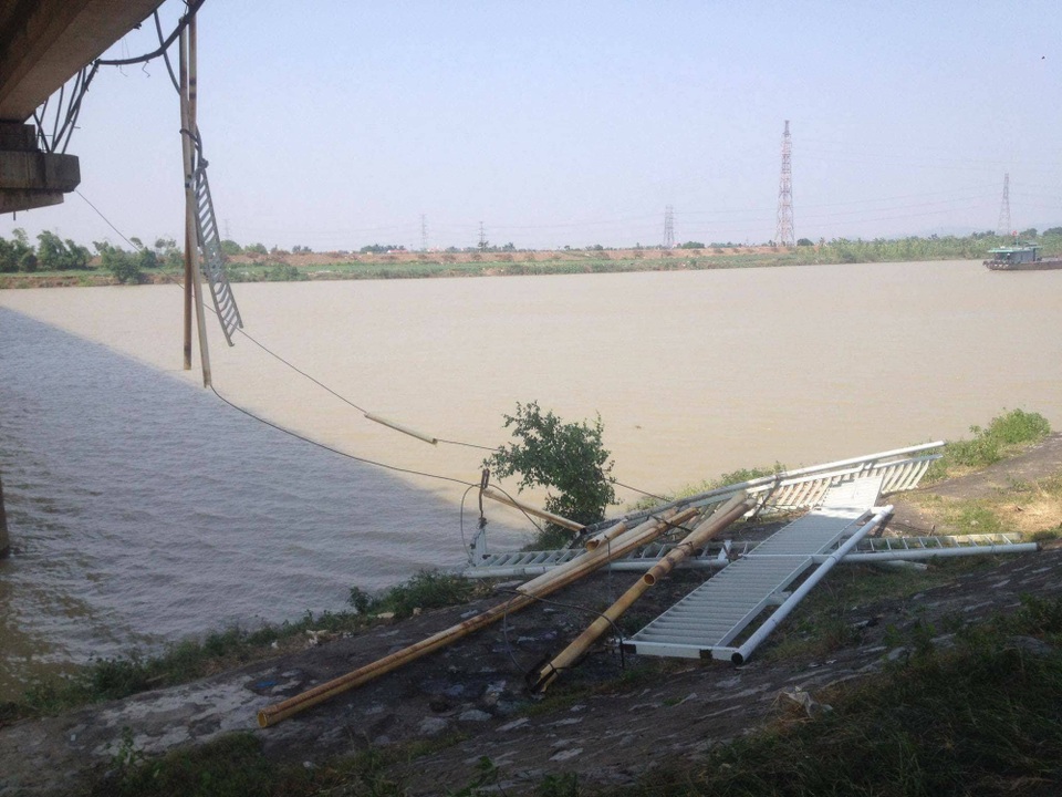 
Hàng chục mét thành cầu bị xe tải hất tung
