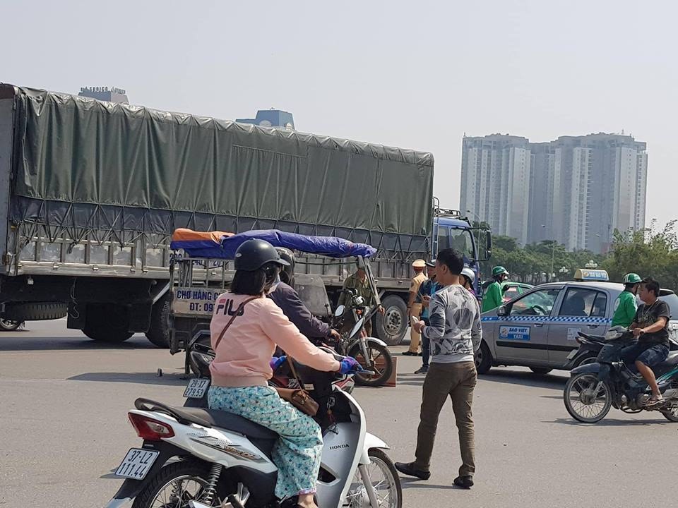 Xe ba gác phanh gấp, vợ lái xe ngã xuống đường tử vong - 1
Vợ của người lái xe thương binh gặp nạn hy hữu. (Ảnh: Thiện Lương)