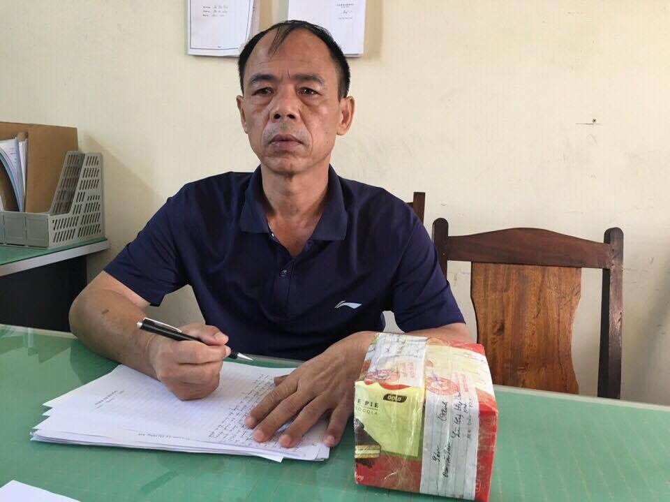 Đối tượng cùng tang vật tại cơ quan công an (ảnh CTV)