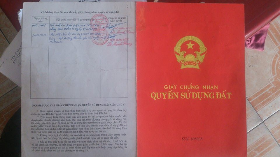 Hàng trăm hộ dân 13 năm cầm sổ đỏ ảo đi đòi đất thật - 3 Sổ đỏ của một hộ dân đã được cấp nhưng chỉ giữ cho đẹp vì 13 năm nay vẫn không có đất thực địa
