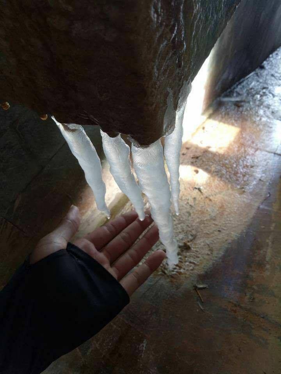 Du khách thích thú với hiện tượng bắng tuyết sớm ở Sapa - 6 Theo các chuyên gia, hiện tượng băng giá sẽ chấm dứt trong các ngày tới.