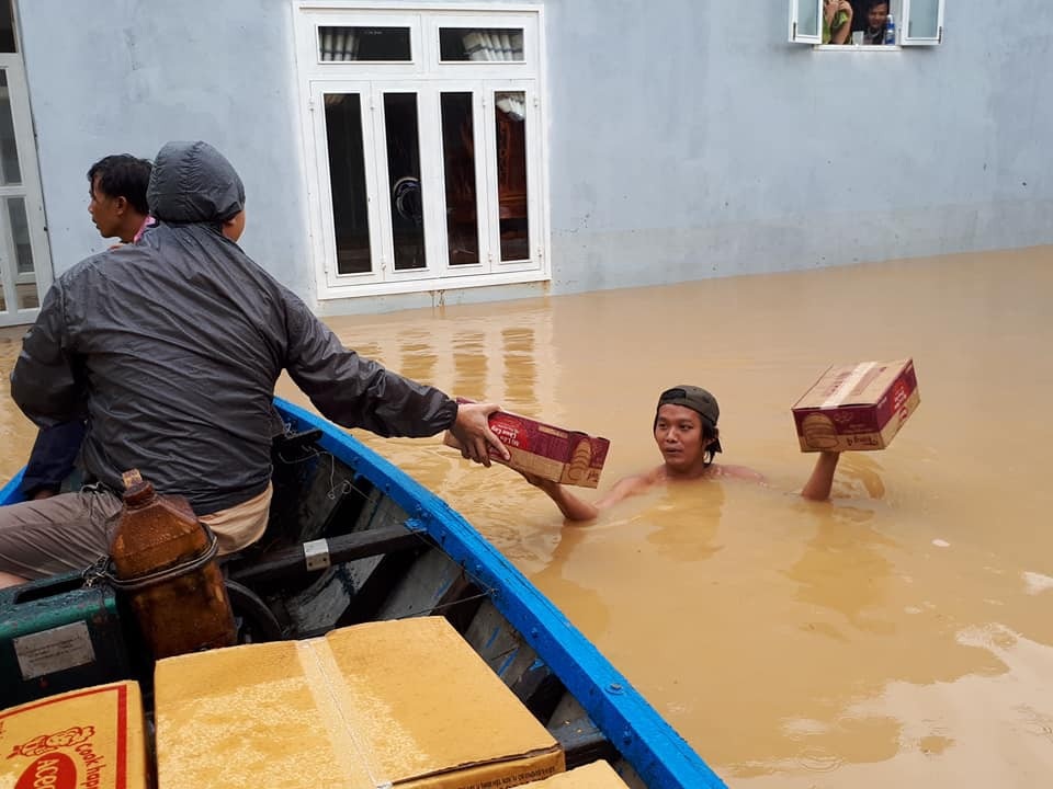 Nước lũ vẫn dâng cao hàng mét, nhiều nơi bị cô lập - 4 Người dân xã Đại An được hỗ trợ mì tôm. (Ảnh: Q.H)