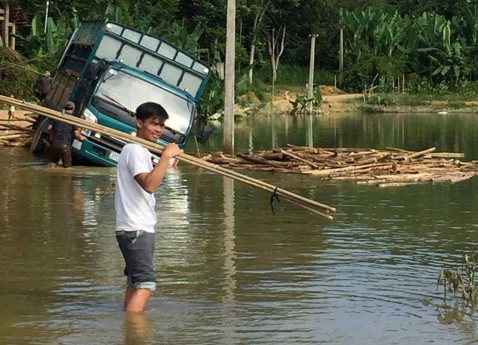 Mưa lũ qua hơn nửa tháng, gần 100 hộ dân vẫn bị cô lập - 3 Nhiều người dân vẫn phải lội bì bõm trong nước lụt