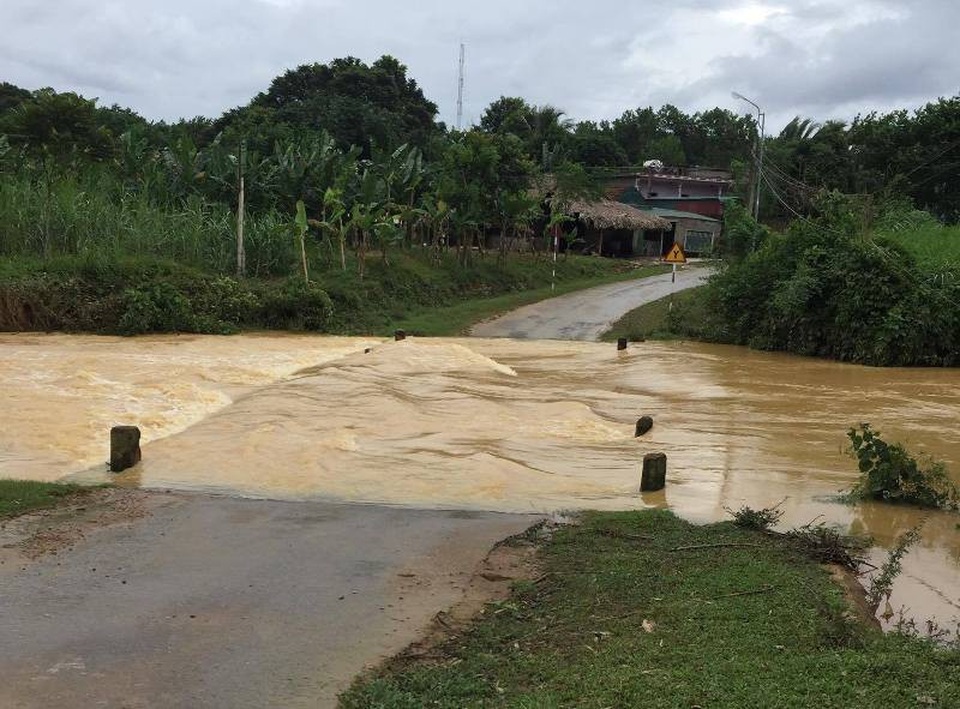 Mưa lũ qua hơn nửa tháng, gần 100 hộ dân vẫn bị cô lập - 1 Nước lũ vẫn tràn qua đường khiến giao thông đi lại khó khăn