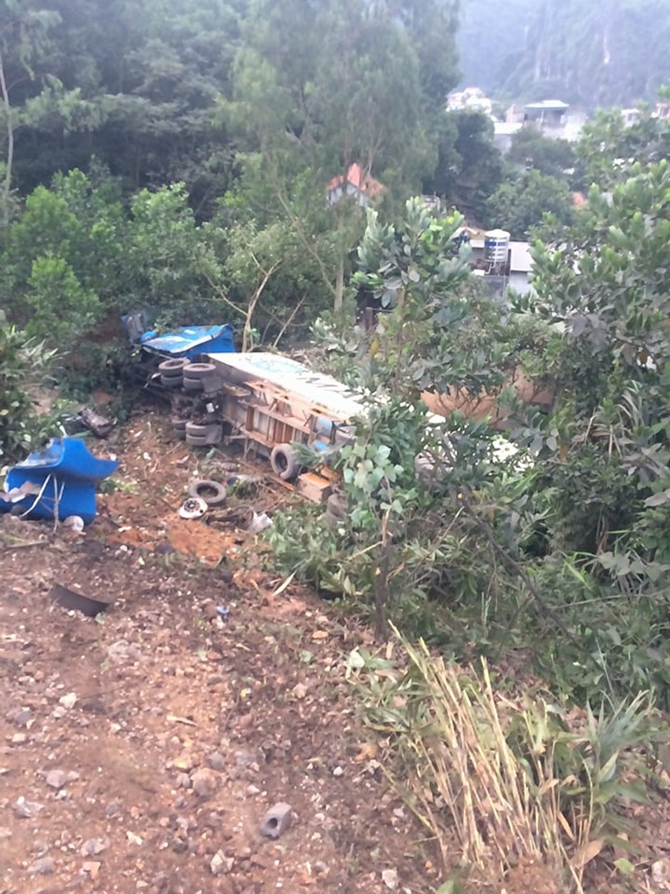 
Chiếc xe container nằm dưới vực.
