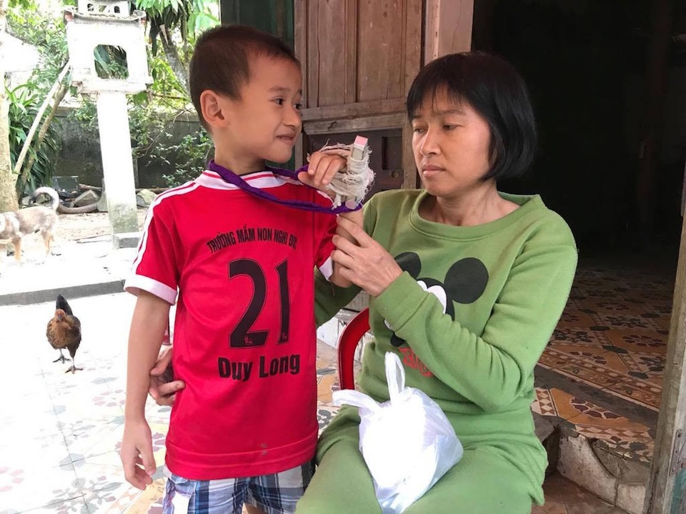 Mẹ cháu bé 5 tuổi "tố"cô giáo đánh gãy ngón tay con mình ở trường mầm non - 1
Chị Cúc - mẹ cháu Long cho biết: Chỉ có cô giáo đánh nên cháu mới bị gãy ngón tay như vậy.