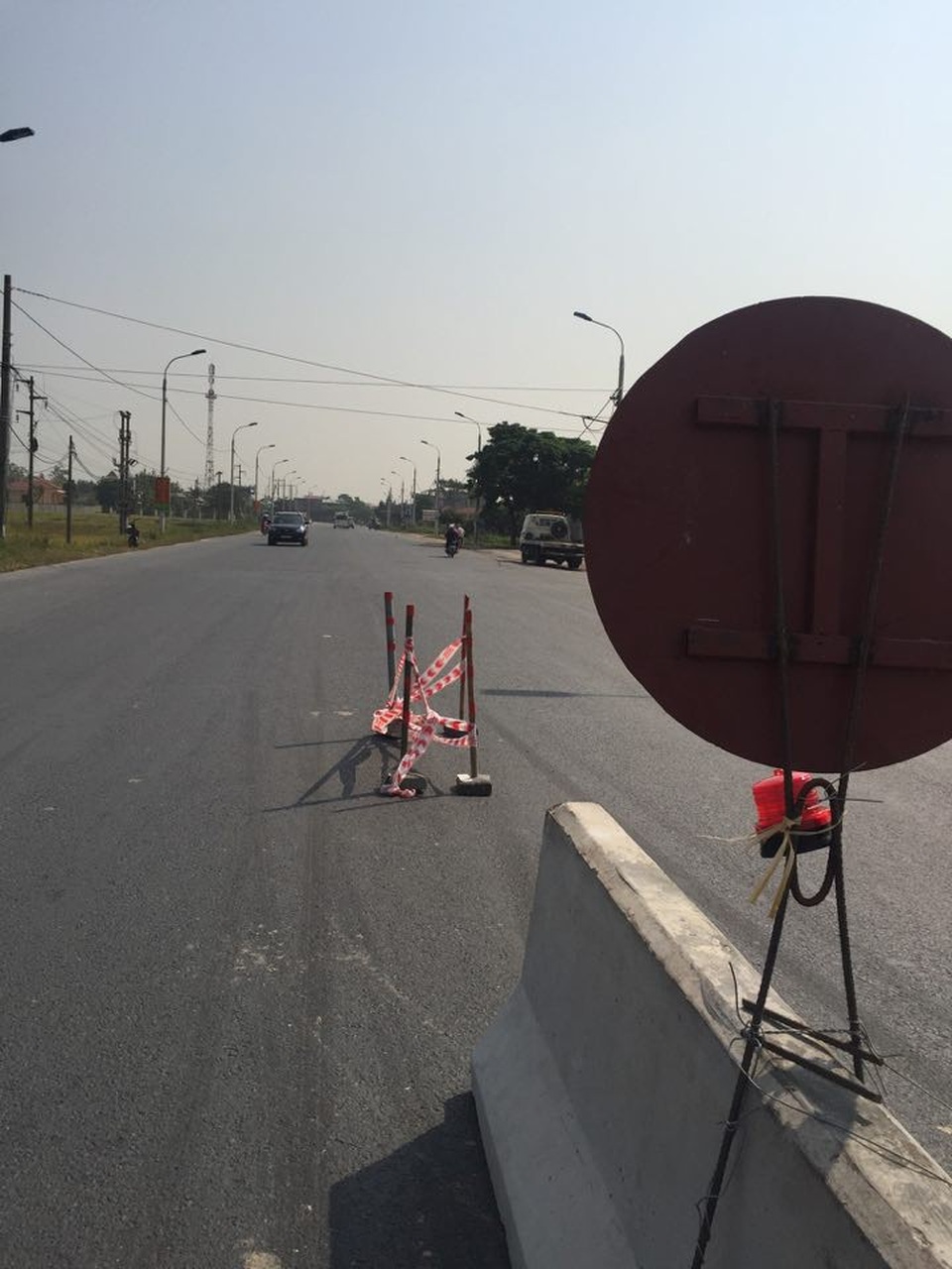 
Theo người dân, biển cảnh báo tạm bợ, không đúng chiều cao trong khi biển cảnh báo xa không có, chính là nguyên nhân dẫn đến vụ tai nạn. (Ảnh: M.H)
