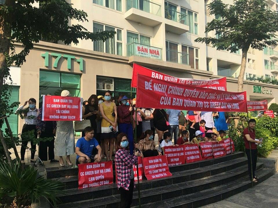 Lùm xùm ở chung cư Green Bay Towers: Yêu cầu kiểm toán toàn bộ hoạt động thu chi - 1
Cư dân chung cư tập trung phản đối, đòi bãi miễn BQT tòa nhà.