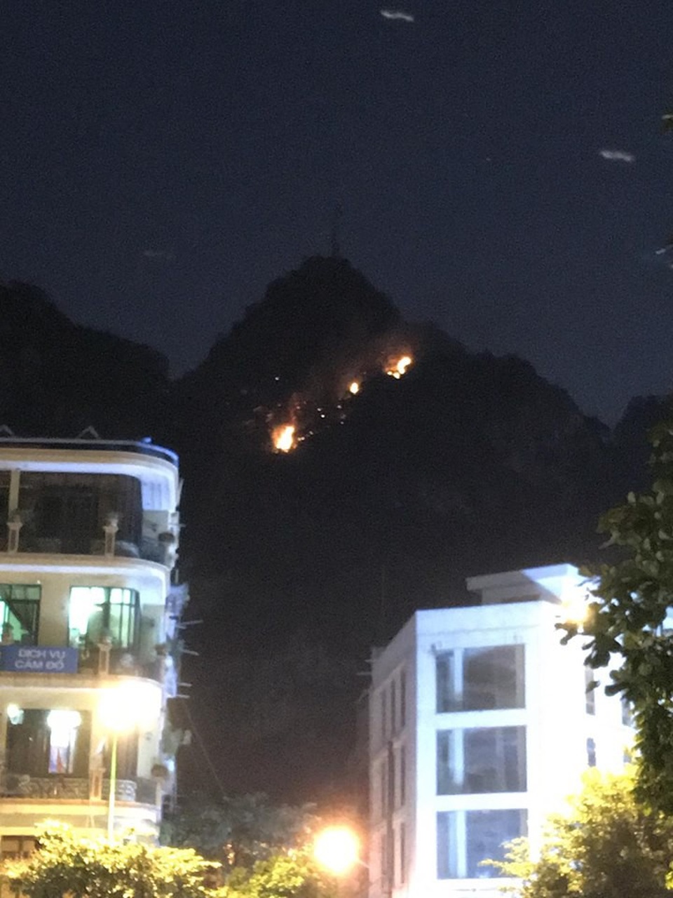 
Đến 20h00 đám cháy vẫn chưa được khống chế do núi cao, hiểm trở (ảnh CTV)
