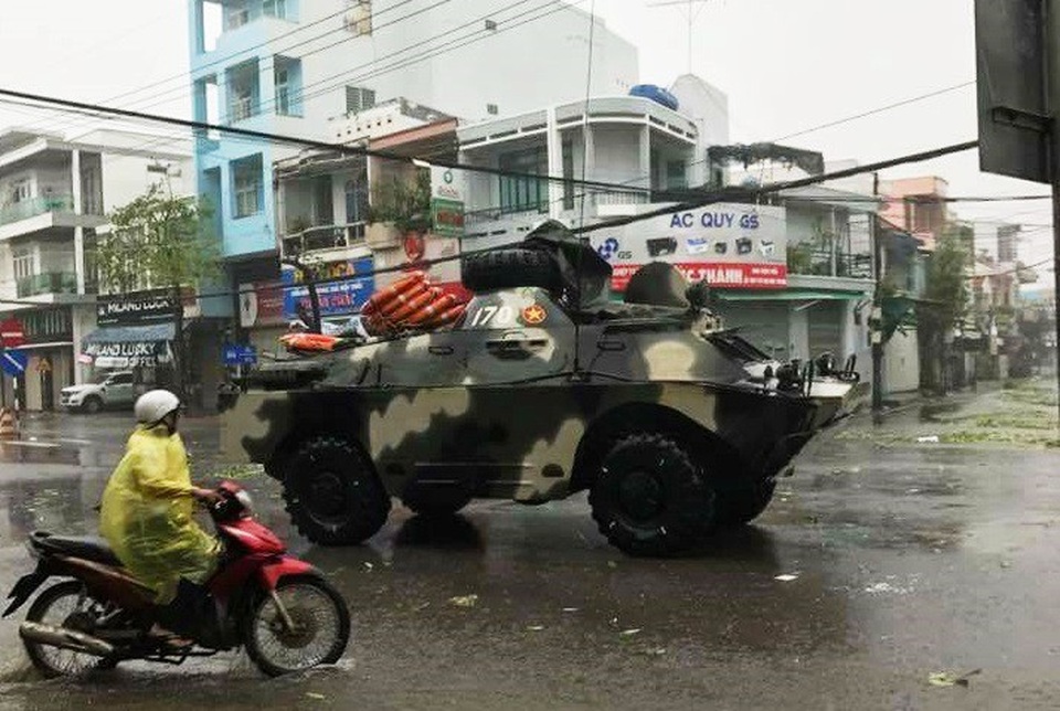 Toàn cảnh hậu quả bão số 12 chưa từng có hơn 20 năm ở Nha Trang - 3 Xe thiết giáp của quân đội đi giúp dân khắc phục hậu quả bão số 12 ở TP Nha Trang