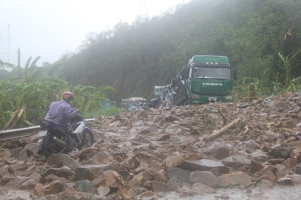 
Sạt lở nghiêm trọng ở QL 26.
