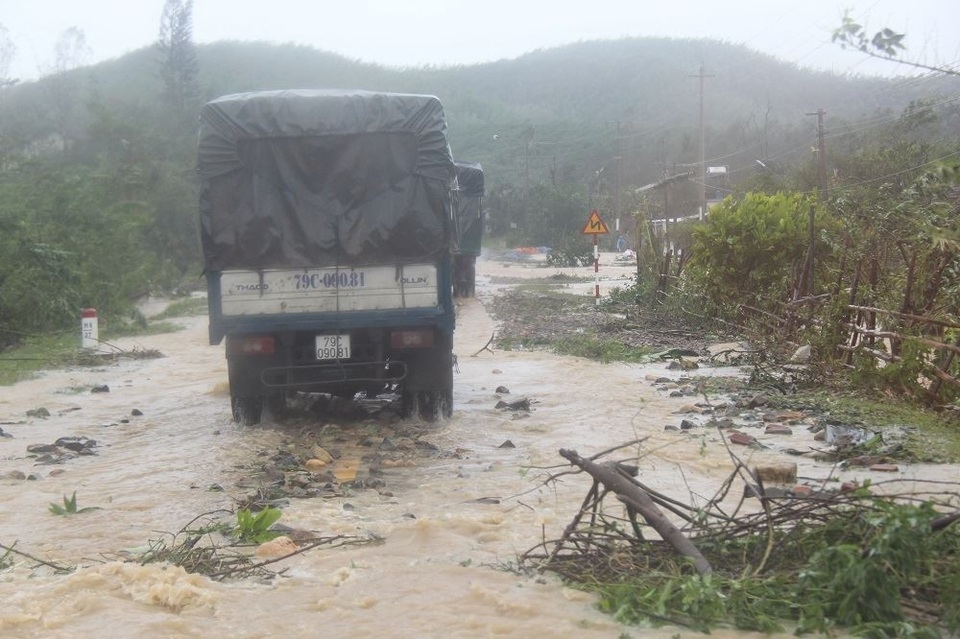 Đắk Lắk: Quốc lộ ngập sâu, hàng trăm ô tô chôn chân trên đỉnh đèo - 4