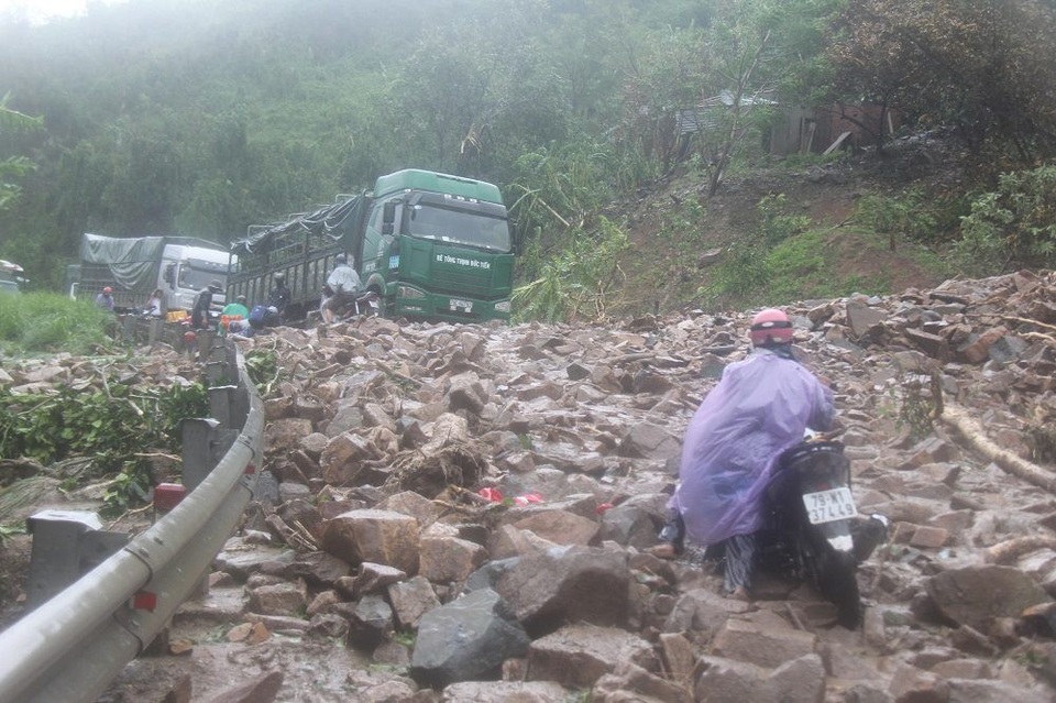 Đắk Lắk: Quốc lộ ngập sâu, hàng trăm ô tô chôn chân trên đỉnh đèo - 3
