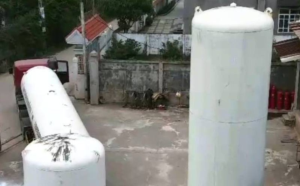 Những quả “bom khí” nằm giữa khu dân cư - 3 
Một chiếc xe bồn đến chiết nạp khí