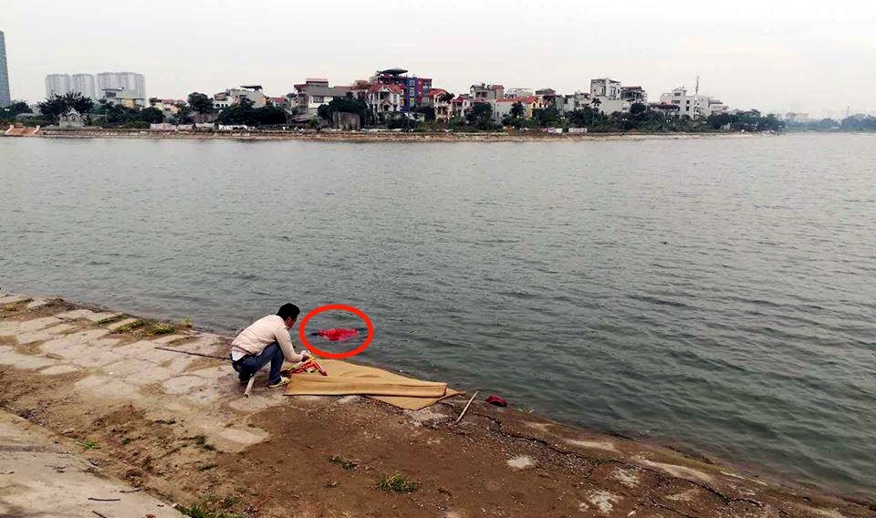 Hà Nội: Thi thể người đàn ông nổi trên hồ Định Công - 1 Thi thể nạn nhân nổi trên mặt hồ.