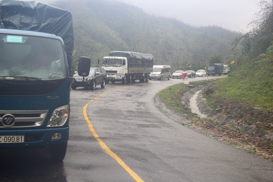 
Đoàn xe ách tắc nối dài
