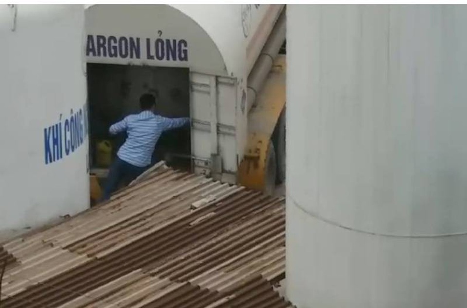 Những quả “bom khí” nằm giữa khu dân cư - 4 
Thời gian gần đây, hoạt động chiết nạp không rầm rộ như trước, nhưng nỗi lo lắng của người dân vẫn thường trực