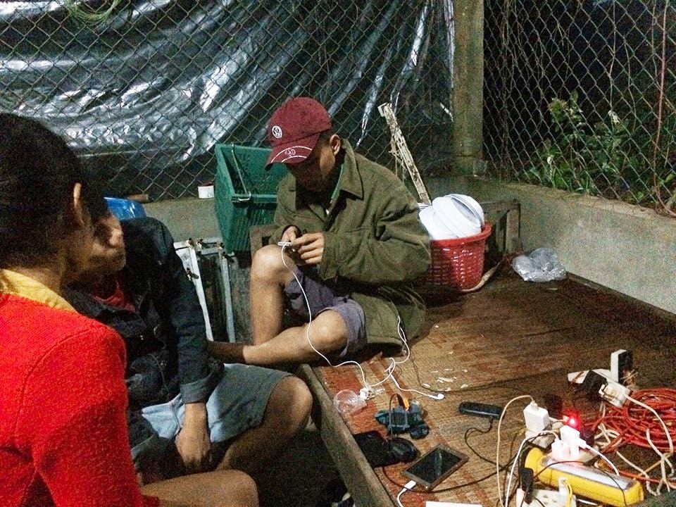 Nông dân chạy máy nổ cho cả thôn sạc miễn phí ngày lũ lụt - 1 Nhiều người dân thôn Di Đông xã Phú Hồ tới nhà anh Soạn sạc điện miễn phí